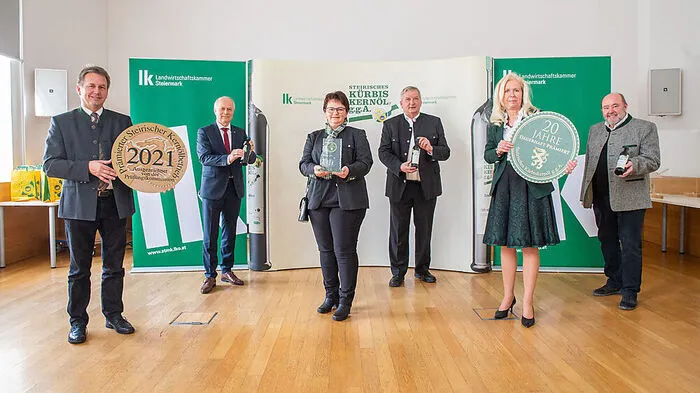 Der Präsident der Landwirtschaftskammer Franz Titschenbacher, Landesrat Johann Seitinger (ÖVP), Bäuerin Daniela Lienhart, Obmann der Gemeinschaft Steirisches Kernöl g.g.A. Franz Labugger, Bäuerin Gertraud Konrad und Sprecher der Ölmühlen in der Wirtschaftskammer Paul Kiendler