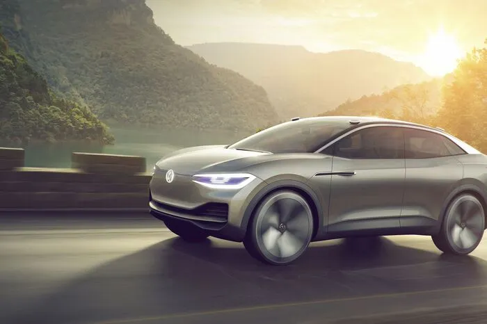 Die Lithium-Ionen-Batterie mit einem Energiegehalt von 83 kWh taucht vollständig in den Fahrzeugboden ab und treibt die beiden Elektromotoren mit einer maximalen Systemleistung von 225 kW (306 PS) an.