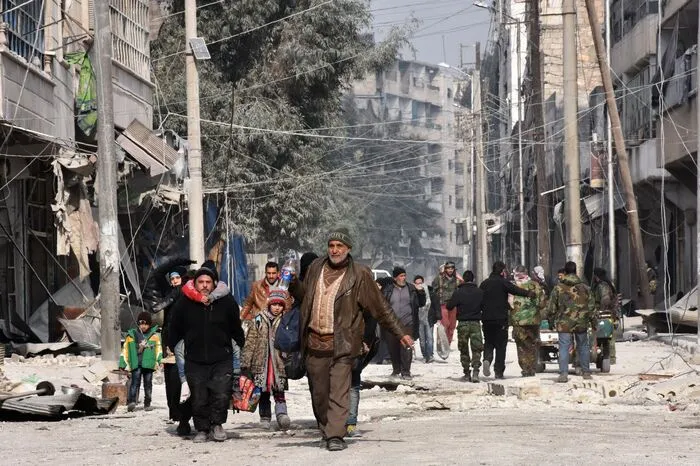 Binnen 24 Stunden sind laut Beobachtungsstelle mehr als 10.000 Zivilisten aus den seit 2012 von den Rebellen gehaltenen Vierteln in Ost-Aleppo geflüchtet.