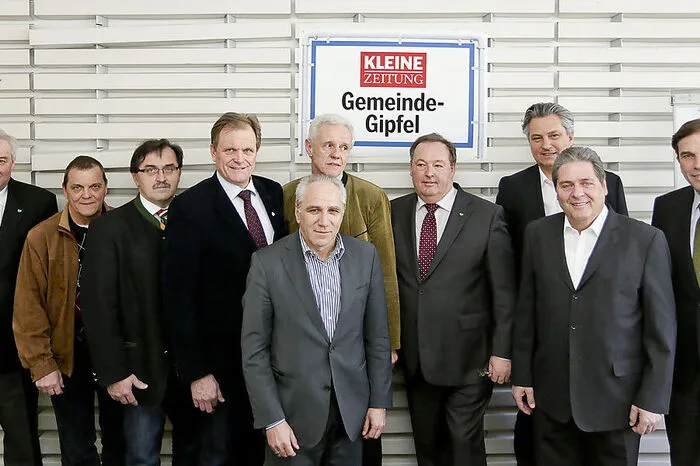 305 Gemeinden nehmen Stellung – 59 davon offen negativ. Die Landesspitze stellt der Öffentlichkeit die JR-Studie vor, wonach jährlich 40,9 Millionen Euro einzusparen wären. Im Februar 2012 geht es mit der „Verhandlungsphase“ los, 455 Kommunen sind eingebunden. Im Oktober nimmt die eigentliche „Entscheidungsphase“ ihren Lauf. Abstimmungen. Alternativen. Umfragen. Vorwürfe. Landkarten. Die Emotionen gehen hoch. Der „Gemeindegipfel“ in der Kleinen Zeitung (Foto) bringt Gegner und Befürworter an einen Tisch.