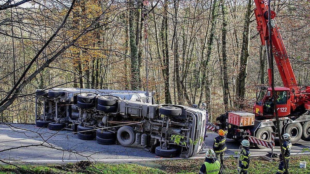 Die Feuerwehr musste den Lenker aus dem umgekippten Sattelschlepper befreien