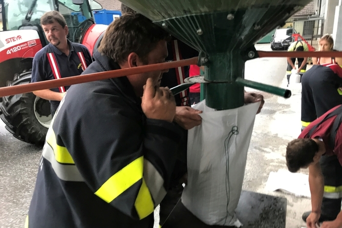 In Krieglach wurden Sandsäcke gefüllt