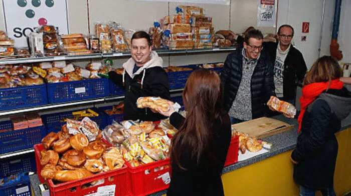 Bei der Essensausgabe versorgt die „Arge“ Bedürftige