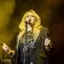 Bonnie Tyler auf der Bühne mit Mikrofon