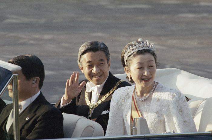 Alt-Kaiser Akihito und seine Frau Michiko im Jahr 1990