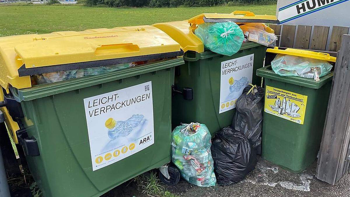 Laufend quellen die gelben Tonnen über 