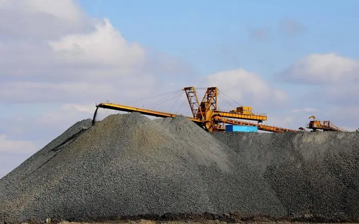 (101029) -- BAOTOU, Oct. 29, 2010 (Xinhua) -- A machine selects raw materials with high content of rare earths at a mine in Bayan Obo, north China s Inner Mongolia Autonomous Region, Oct. 27, 2010. PUBLICATIONxNOTxINxCHN  