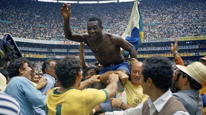 Der Brasilianer wurde bereits mit 17 Jahren mit Brasilien Weltmeister! Mit drei WM-Titeln hat er so viele wie kein anderer Spieler!