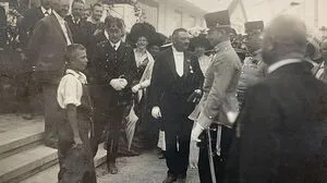 Josef Jamek (links) trägt Erzherzog Carl ein Gedicht vor. Er dankt es dem Zwölfjährigen . . . 