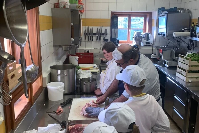 Familie Satran, Gerhard und Florian hatten sich sehr zur Freude der Kids dem Zerteilen von Lamm gewidmet.