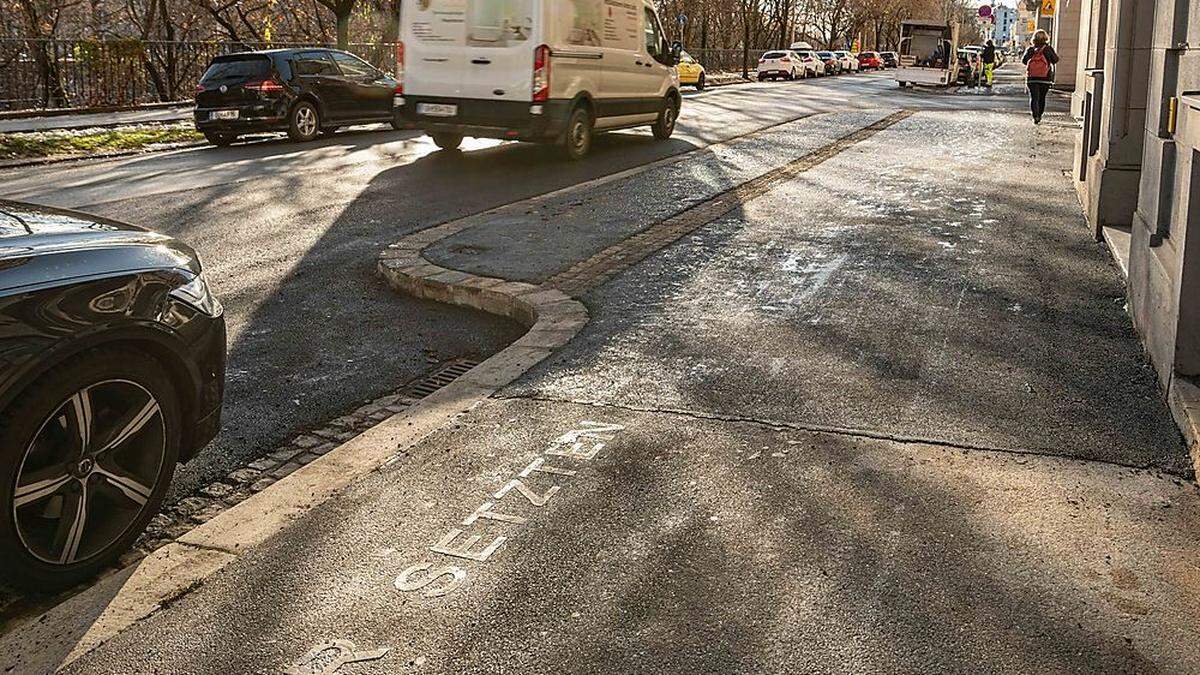 Der &quot;Lauftext-Mahnmal&quot; wurde kurz nach Wiedereröffnung bei Bauarbeiten teilweise zuasphaltiert