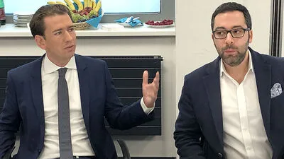 Kurz und Cyber-Experte Kravitz bei der kurzfristig einberufenen Pressekonferenz Donnerstagfrüh 