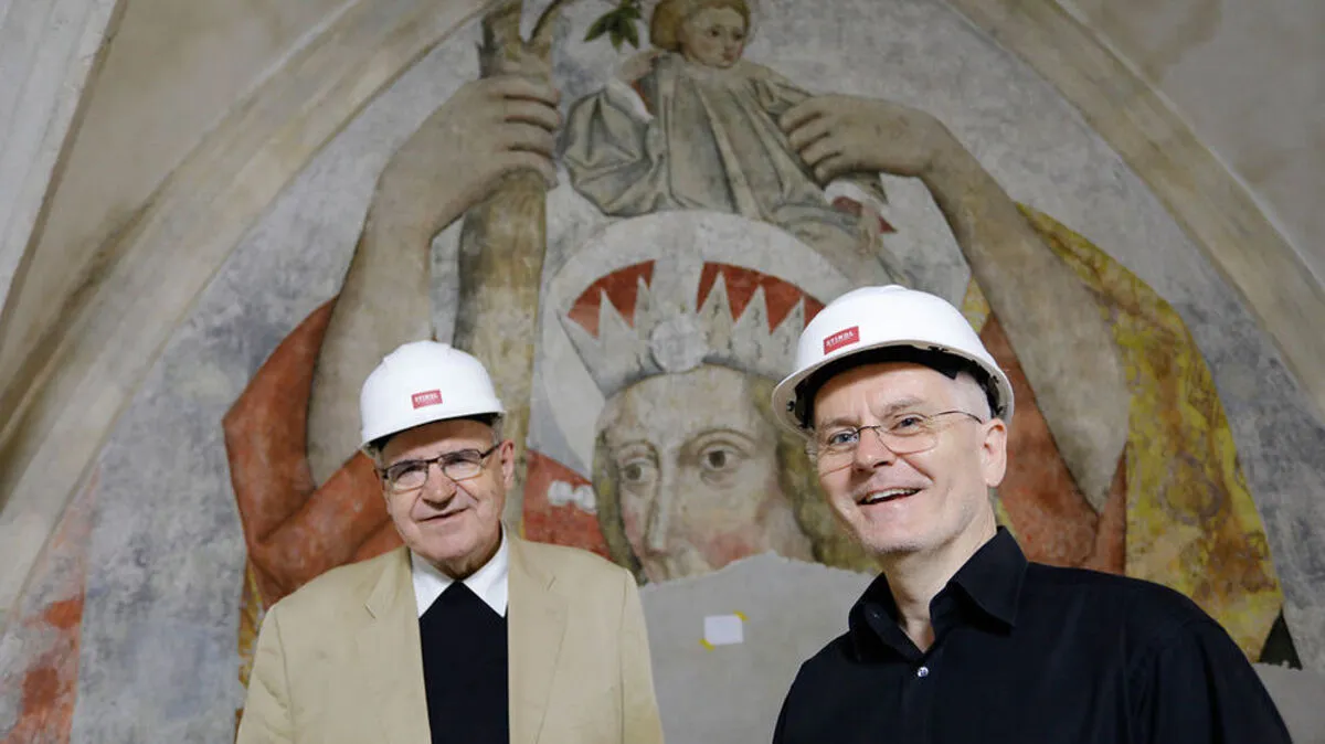 Dompfarrer Heinrich Schnuderl und Architekt Peter Grabner vor dem Christopherus-Fresko