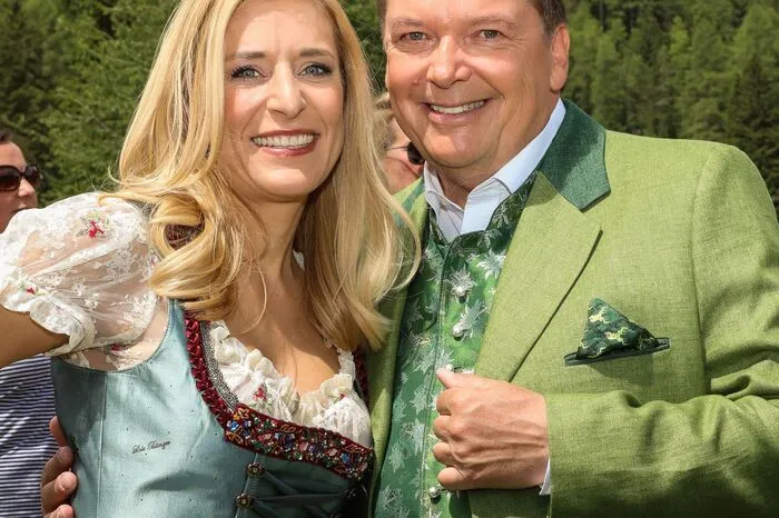 Die beiden Moderatoren Stefanie Hertel und Arnulf Prasch