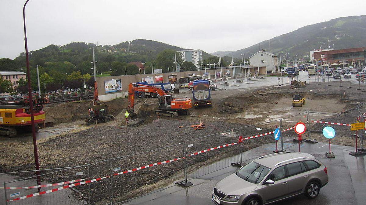 Unterführung und Errichtung des Kreisverkehrs beim Bahnhof in Wolfsberg: Diese Baustelle prägte monatelang das Bild in diesem Stadtteil	