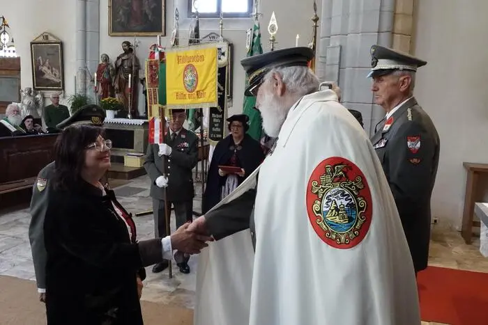 Dann folgte mit der sogenannten Investitur die Ordenserweiterung. Großmeister Peter Fodor gelobte Monika Kristan aus Graz zur Ehrendame an.