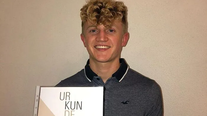 Mit der offiziellen Urkunde und der „Stars of Styria“-Trophäe bedankte sich die Wirtschaftskammer beim Elektrotechnik-Lehrling Dominik Fromm für dessen Aus- und Weiterbildungs-Engagement