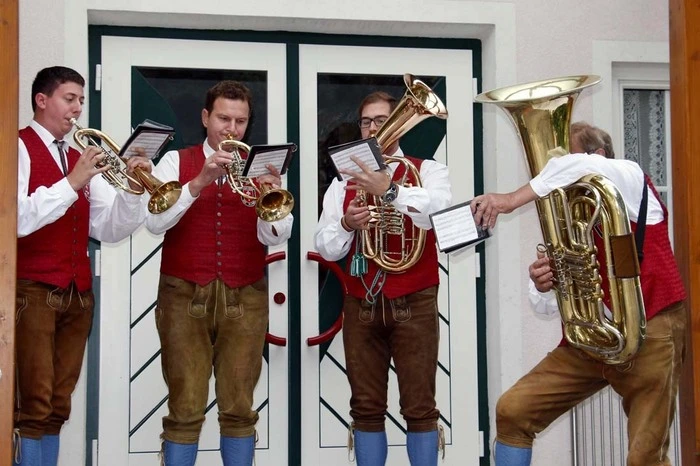 Beim "Haus der Musik" nahm die Bläsergruppe des Musikvereines Aufstellung....