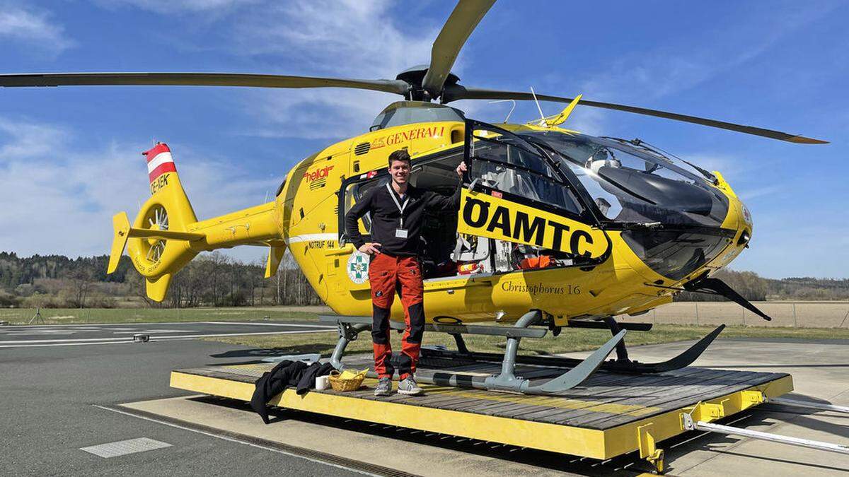 Ziel für die Zukunft: Manuel Dunst vor einem Rettungshubschrauber