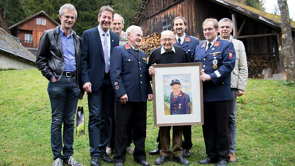 Josef Röck (Mitte) erhielt zum Ehrentag von den Feuerwehrkameraden ein Gemälde, gratuliert hat auch der Bürgermeister  
