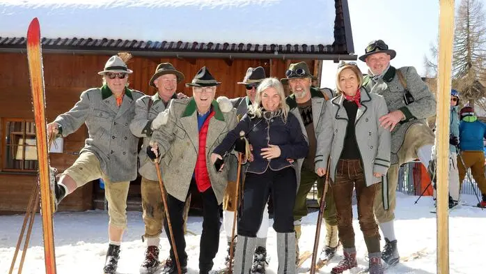 Unter dem Motto „Come Together“ wird gemeinsam in Erinnerungen geschwelgt: Eine Ausstellung zeigt die Ausrüstung und Mode von damals, , und beim Schaufahren werden die coolsten Vintage-Outfits am Berg gekürt. 