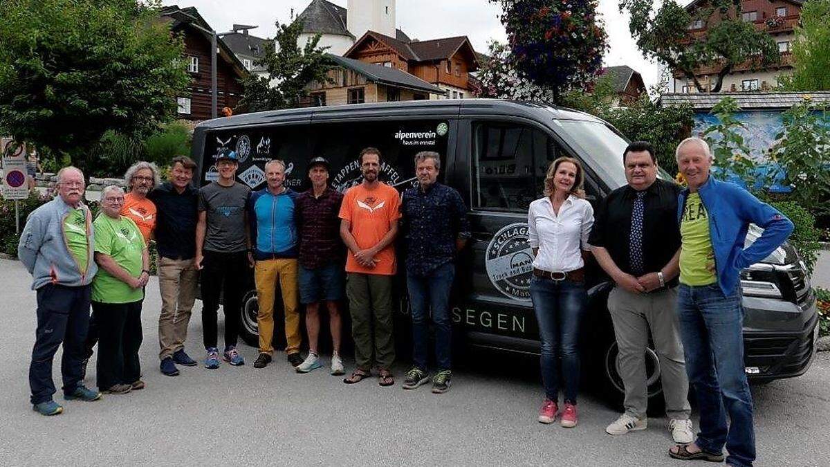 Mit kleiner Zeremonie wurde das Team 1 am Montag auf die Reise geschickt: Wolfhard Schulz, Uschi Schulz, Heinz Leitner, Hermann Lettner, Klaus Gösweiner, Heinz Walcher, Andreas Fischbacher, Peter van Glabbeek, Wilfried Schlager, Gabi Wohlfahrter, Stefan Knapp und Siegfried Steiner