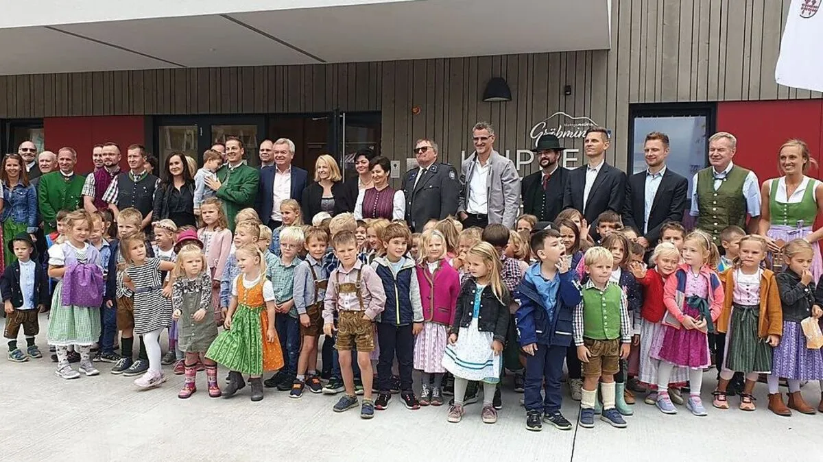 Gruppenbild nach der offiziellen Eröffnung