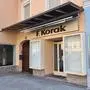 Die Vorderansicht eines Geschäftes in einem Haus in einem hellen Pastell-Orange, das leer steht. Der Name des Geschäftes steht über dem Eingang - F. Korak | Im Korak-Haus entsteht das „Bacaro“ am Völkermarkter Hauptplatz