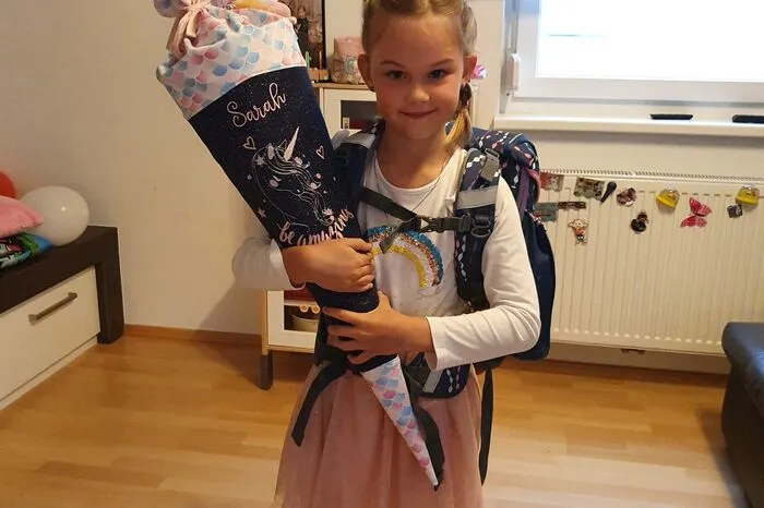 Sarah hat sich schon sehr auf den ersten Schultag gefreut.  Unter diesem Link kann man weitere Fotos hochladen.