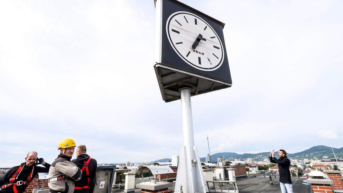 Sie ist fast ein kleines Wahrzeichen auf dem Lendplatz: Die Werbeuhr auf dem Dach des Hochhauses