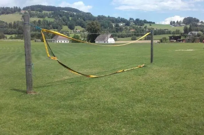 .... bis sich Unbekannte als Randalierer präsentierten. Auch dieses Volleyballnetz wurde zerstört.