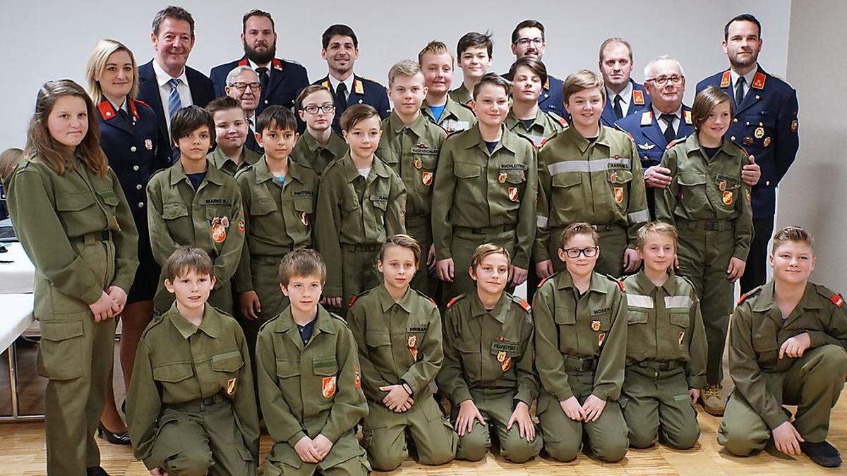 Ehrengäste mit Kommandant Bernhard Blasi (rechts) mit der erfolgreichen Griffner Jugendfeuerwehr