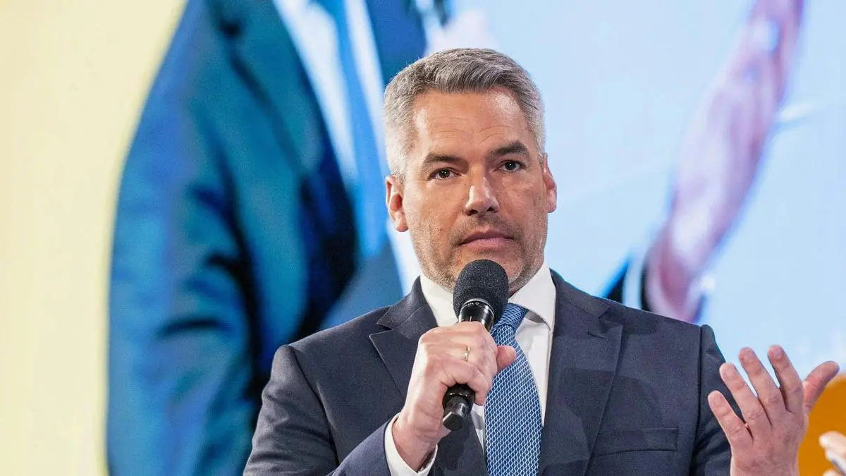 ABD0026_20220430 - ST. PÖLTEN - ÖSTERREICH: ZU APA0075 VOM 30.4.2022 - Bundeskanzler Karl Nehammer (ÖVP) am Samstag, 30. April 2022, im Rahmen eines Landesparteitags der ÖVP Niederösterreich in St. Pölten. - FOTO: APA/TOBIAS STEINMAURER