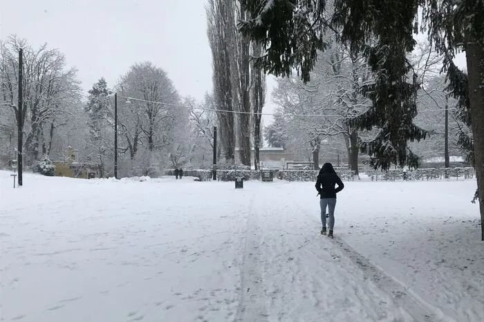 Viele Spaziergänger waren unterwegs und genossen das winterlich verschneite Graz.
