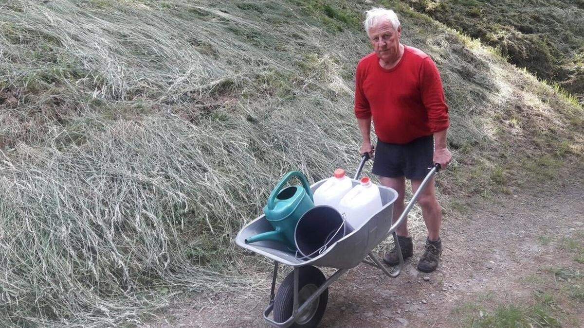 Auch die hauseigene Quelle von Bernhard Girstmair aus Gaimberg war ausgetrocknet. Mit Schubkarren musste er 14 Tage lang Wasser transportieren