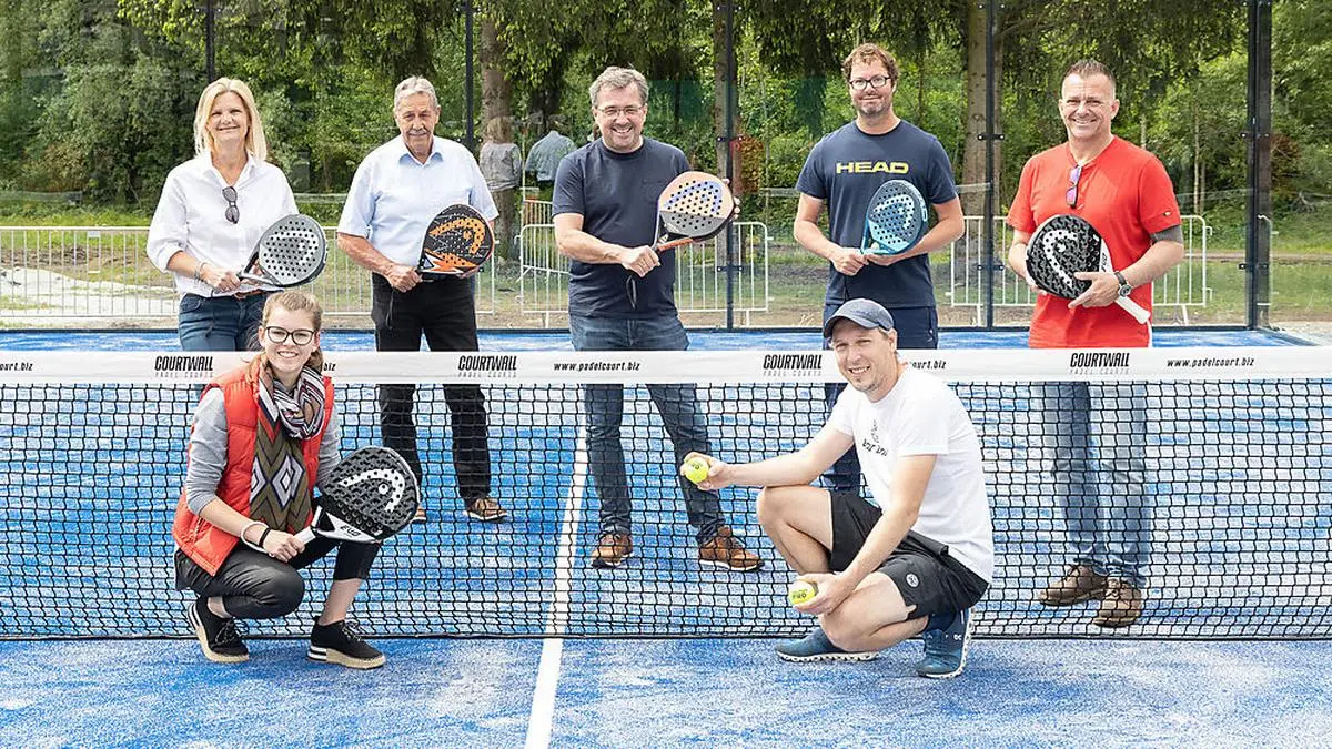 Lukas Labitsch (2.v.r. steh) eröffnete in Bruck zwei neue Padel Courts