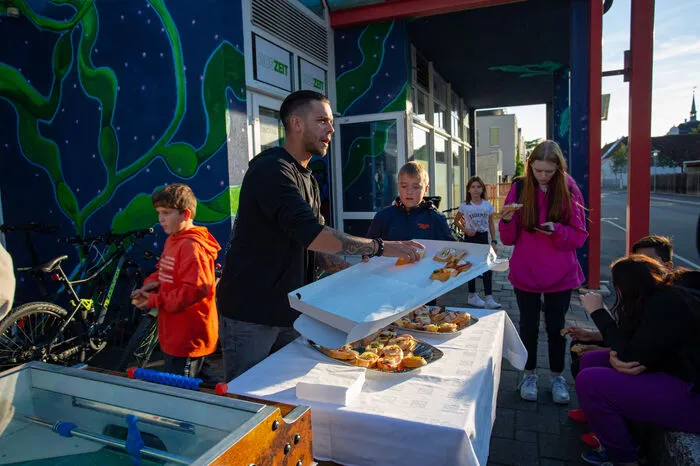 Die Besucher konnten sich mit Brötchen vom LEBI Laden stärken und der Musik von DJ "Chief B" lauschen.