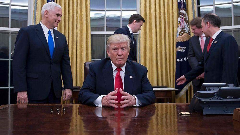 Trump bei einem Fototermin in seinem neuen Büro