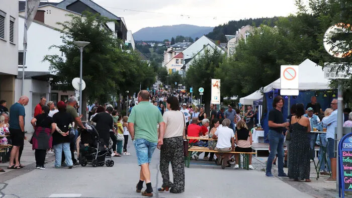 Tausende fröhliche Besucher kamen am Abend in Feldkirchner Innenstadt.