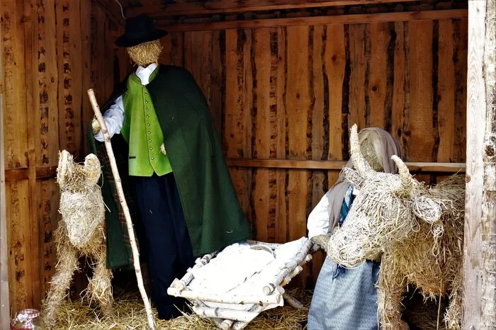 Aber es gibt nicht nur eine Schokoladenkrippe, sondern auch eine ganz traditionelle aus Stroh.