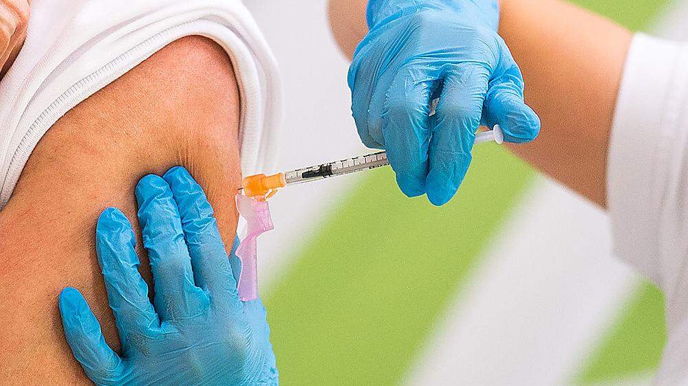 Betriebsärzte sollen in Großkonzernen die Mitarbeiter impfen