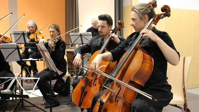 Mit einem „musikalischen Feuerwerk“ des Robert-Stolz-Salonorchesters unter Orchesterleiter Ernst Wedam wurde das neue Jahr in Mooskirchen eingeläutet.