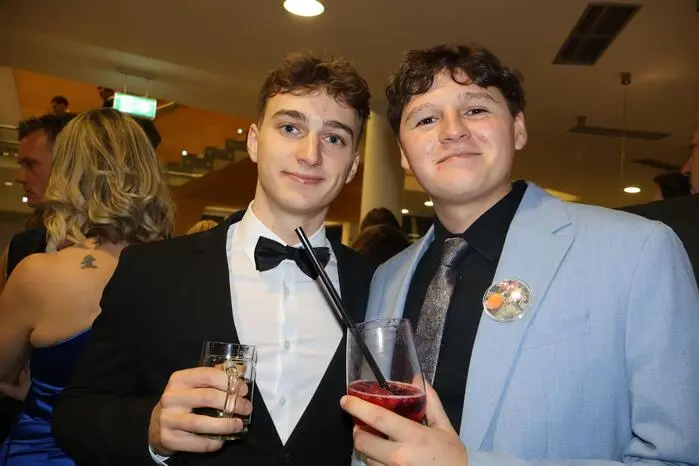 Auf die Gäste warteten verschiedene Mixgetränke, Weine und Speisen an den Bars