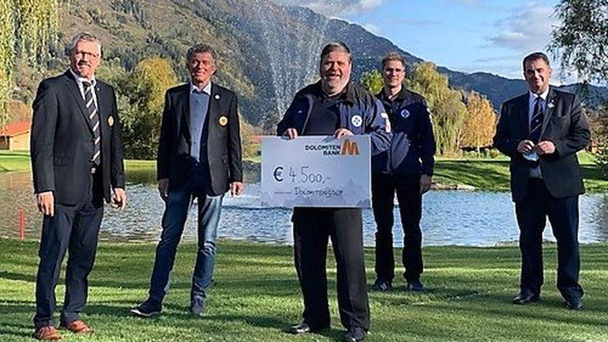 Die Scheckübergabe erfolgte im Freien unter Einhaltung der nötigen Abstandsregeln: Hermann Unterdünhofen und Herbert Berger (Dolomitengolf), Ernst Glaser, Markus Pflanzl, Meinhard Pargger 