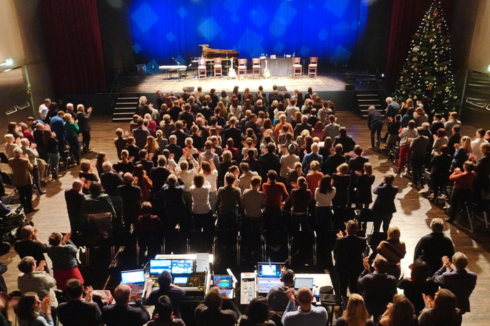 Mit langem Applaus, mit Trampeln und Standing Ovations forderten das Publikum erfolgreich Zugaben.