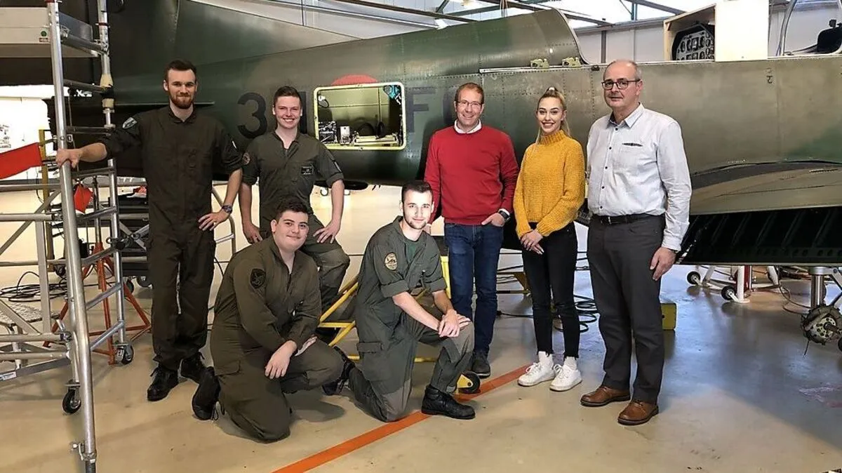 Erich Wolfsberger (Mitte) und Werner Auinger (rechts) mit den Lehrlingen Oskar Mick (Elektroniker), René Müller, Noah Mittendrein und Lukas Hörzer (alle Luftfahrzeugtechniker) sowie Tiffany Wolfinger (Betriebslogistikkauffrau)