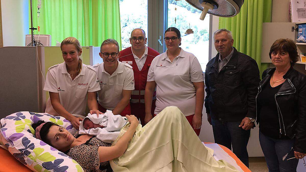 David mit seiner Mama, dem Rettungs- und Notarztteam und den Großeltern im Spital in Rottenmann