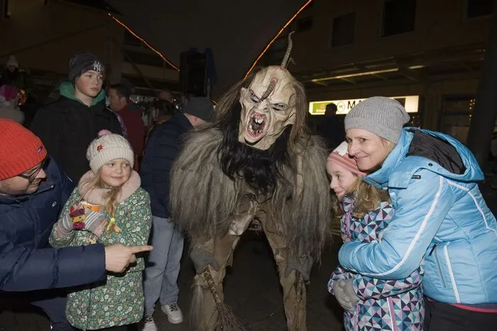 Ein Sirenen-Geheul war das Zeichen für die Krampusse. Von allen Seiten kamen sie gleichzeitig und teilten sanfte Rutenstreiche aus.