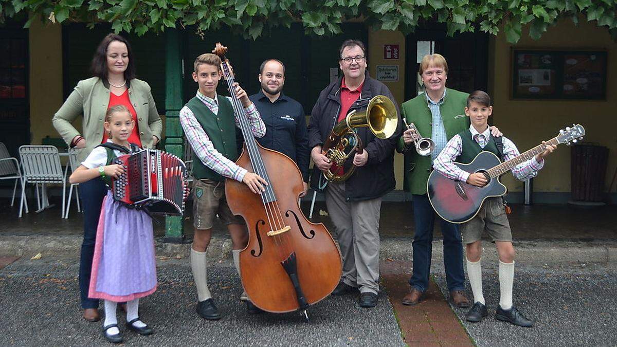 Feistritztal-Geschäftsführerin Alexandra Schönauer mit dem Mißebner Trio und dem Rattener Bürgermeister Thomas Heim