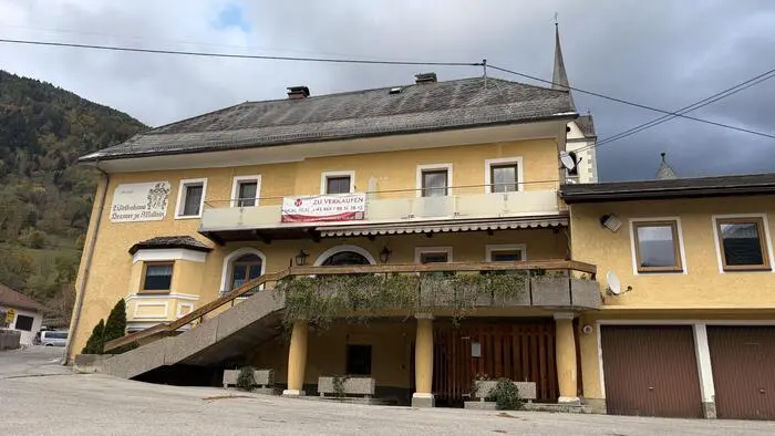 Altes Gasthaus, Zu-Verkaufen-Schild
